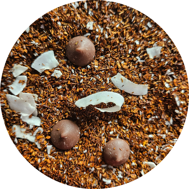 Mezcla de rooibos con trozos de coco blanco y pequeñas esferas de chocolate oscuro.