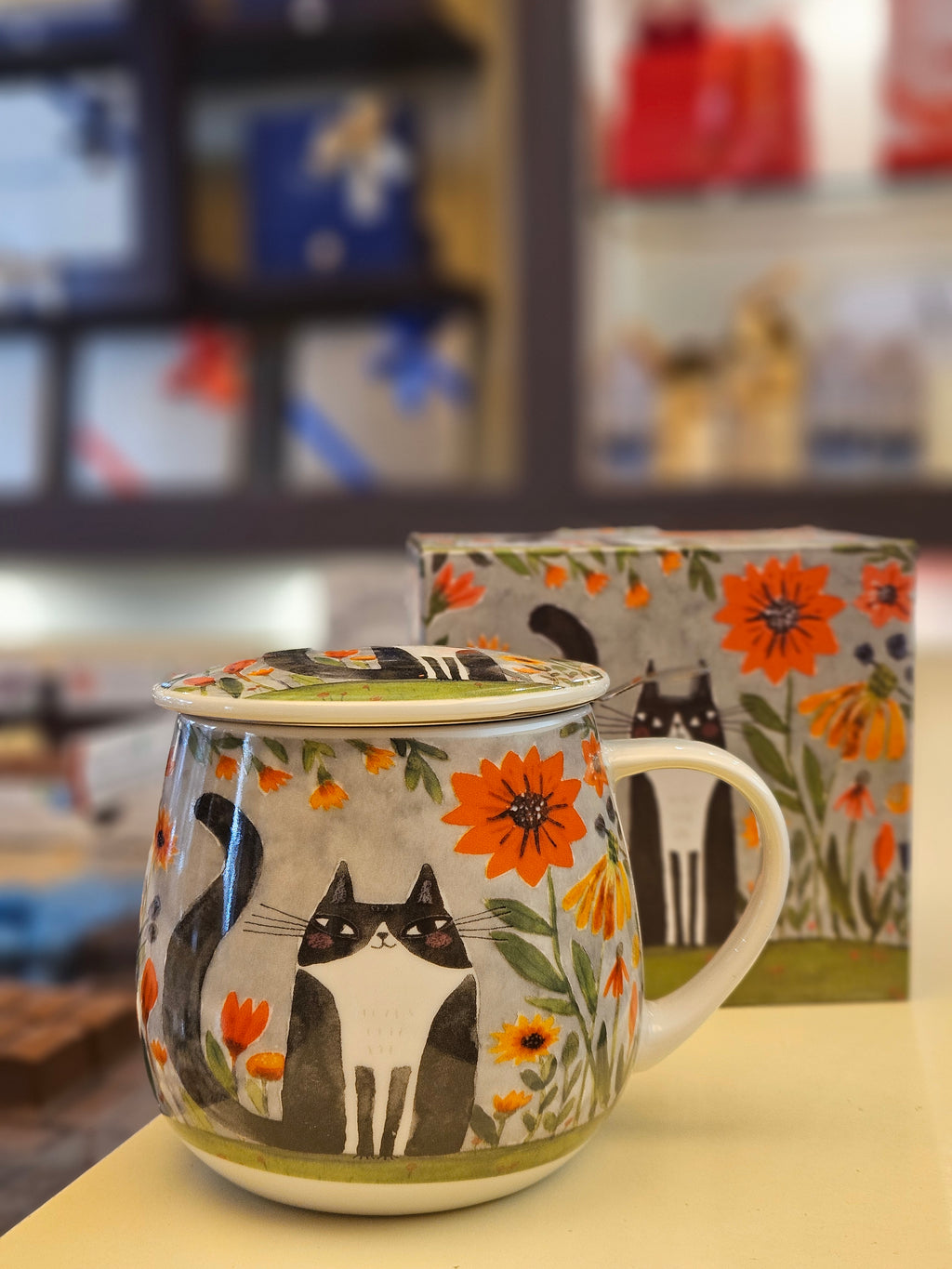 Taza cerámica blanca con ilustraciones de gatos y flores naranjas, tapa y filtro incluidos, 400 ml.