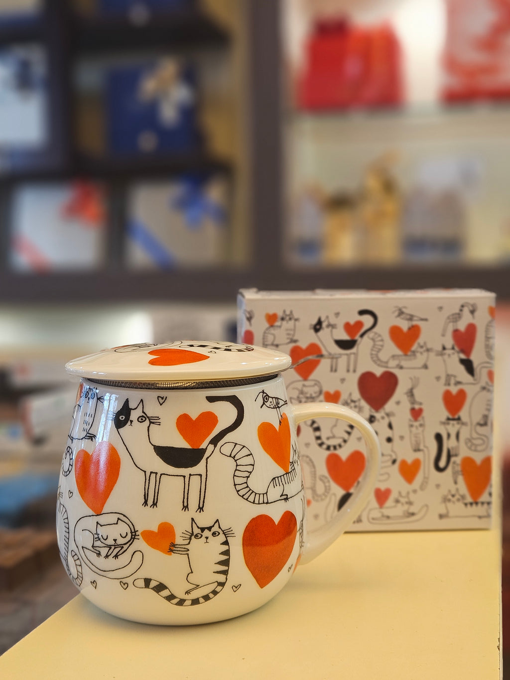 Taza blanca con diseño de gatos y corazones rojos y naranjas, incluye tapa y filtro, 400ml.