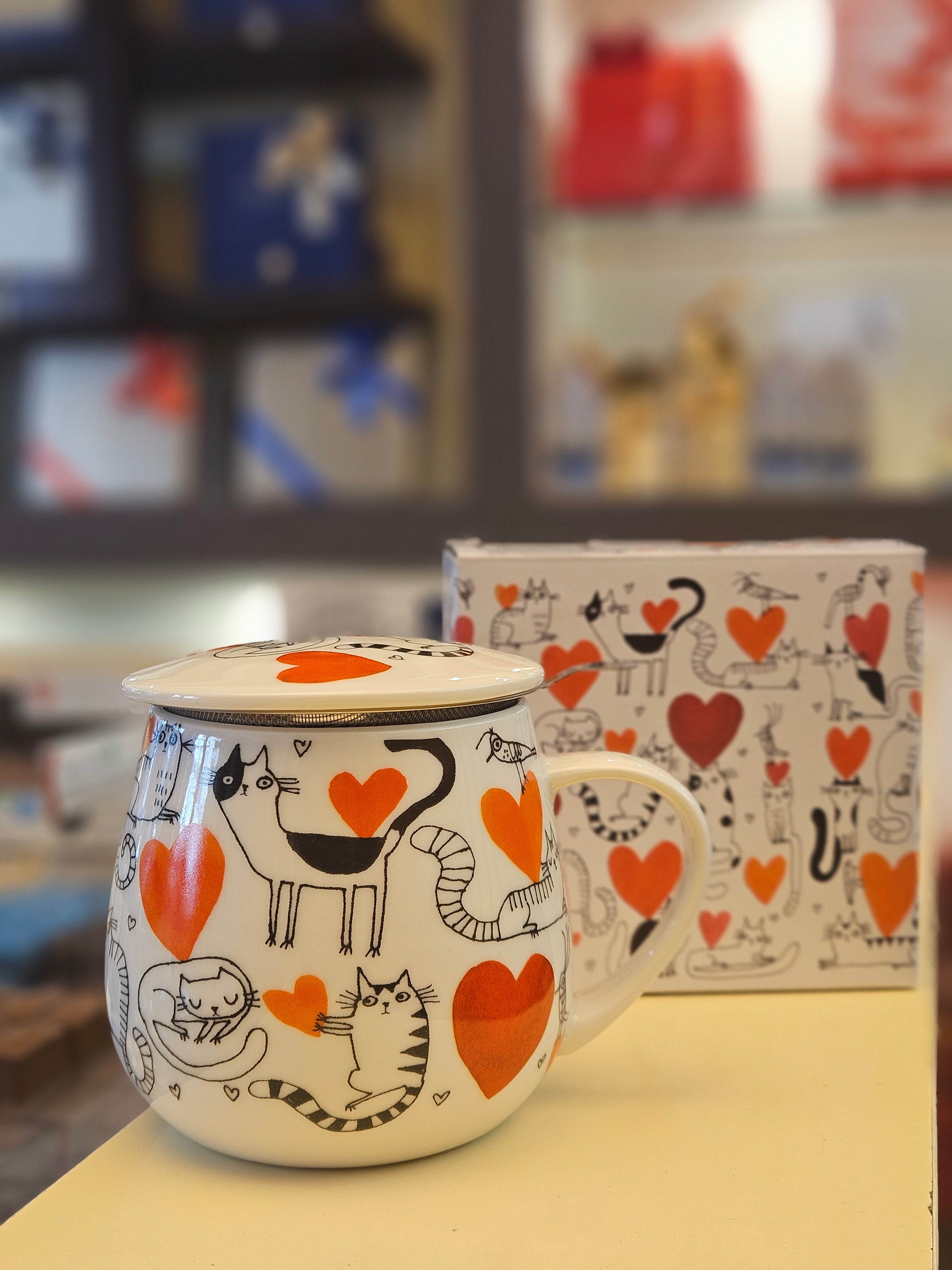 Taza blanca con diseño de gatos y corazones rojos y naranjas, incluye tapa y filtro, 400ml.