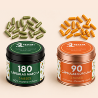 Frascos de cápsulas, uno verde con 180 cápsulas matcha y otro naranja con 90 cápsulas de cúrcuma y pimienta negra, etiquetas .