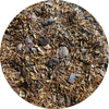 Mezcla de té rooibos con trozos de chocolate y caramelo visibles, textura suelta y color marrón rojizo.