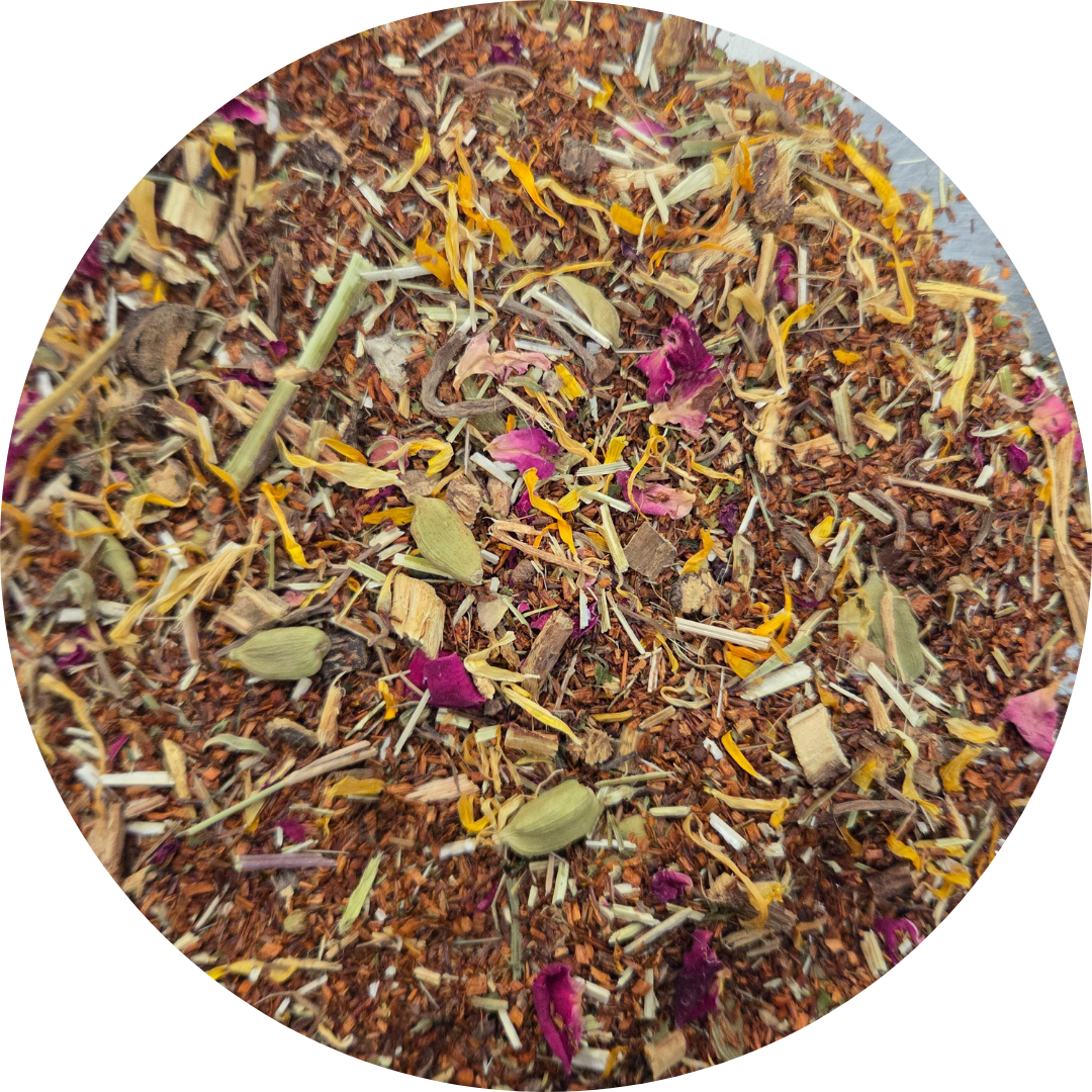 Mezcla suelta de té rooibos con pétalos secos de flores amarillas, rosas y hojas verdes.