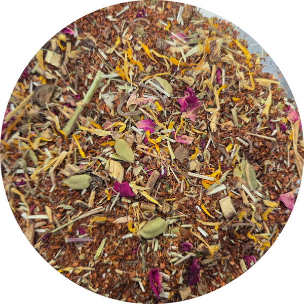 Mezcla suelta de té rooibos con pétalos secos de flores amarillas, rosas y hojas verdes.