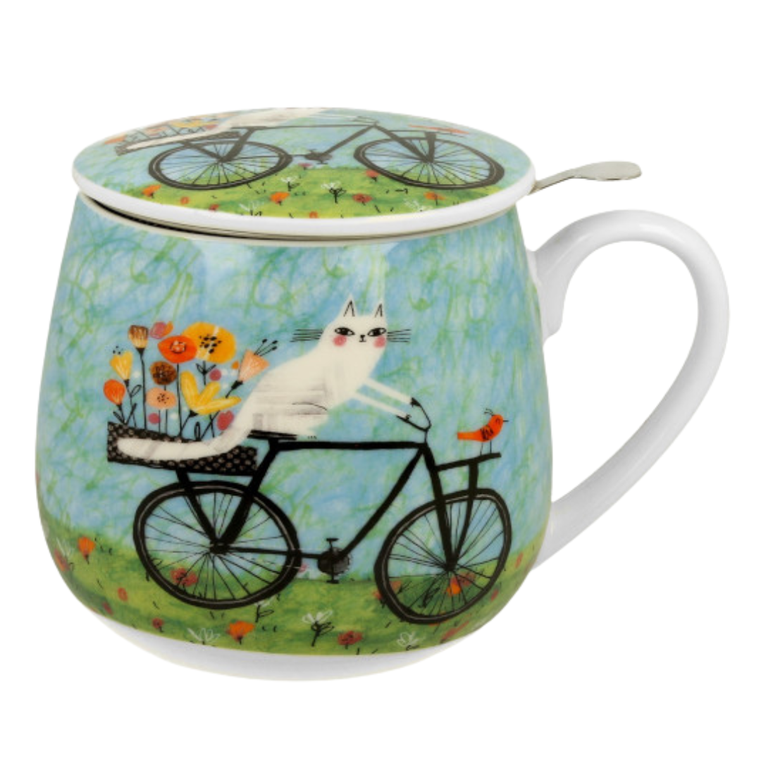 Taza cerámica con tapa y filtro, diseño de gato blanco en bicicleta sobre fondo azul y campo floral.